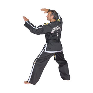 TA 022 ITF SOSAN BLACK INSTRUCTOR | ΣΤΟΛΗ ΜΑΥΡΗ ΜΕ ΑΣΗΜΙ ΣΙΡΙΤΙΑ,ΥΦΑΣΜΑ ΡΙΓΩΤΟ, ΚΛΕΙΣΙΜΟ VELCRO, ΛΟΓΟΤΥΠΑ ΚΕΝΤΗΜΕΝΑ ΣΤΟ ΣΑΚΑΚΙ ΚΑΙ ΣΤΟ ΠΑΝΤΕΛΟΝΙ.
