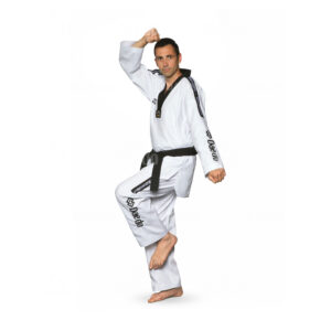 TA 20051 ΑΝΑΓΝΩΡΙΣΜΕΝΟ ΑΠΟ ΤΗΝ WT | DOBOK με μαύρο V, κέντημα "TAEKWONDO" στην πλάτη. Λωρίδες WT στο μανίκι και στο παντελόνι.